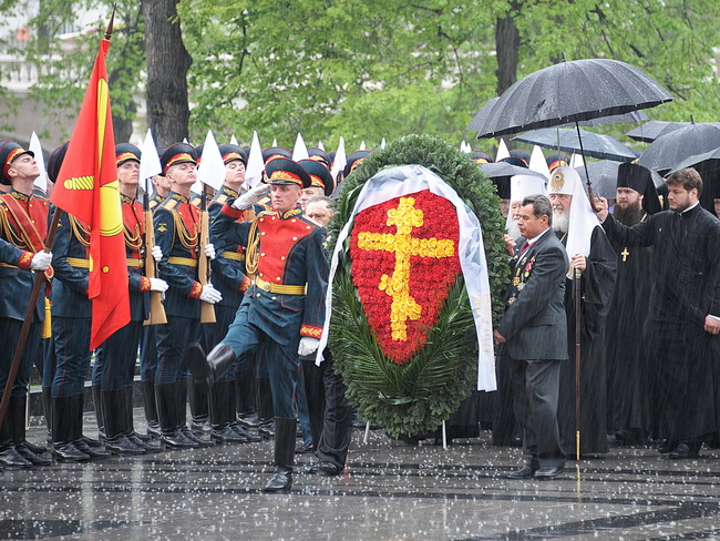 В канун Дня Победы Святейший Патриарх Кирилл возложил венок к могиле Неизвестного солдата у Кремлевской стены