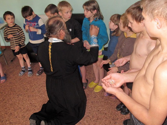 Соборное крещение детей совершили в закрытом туберкулезном санатории в Карасукской епархии